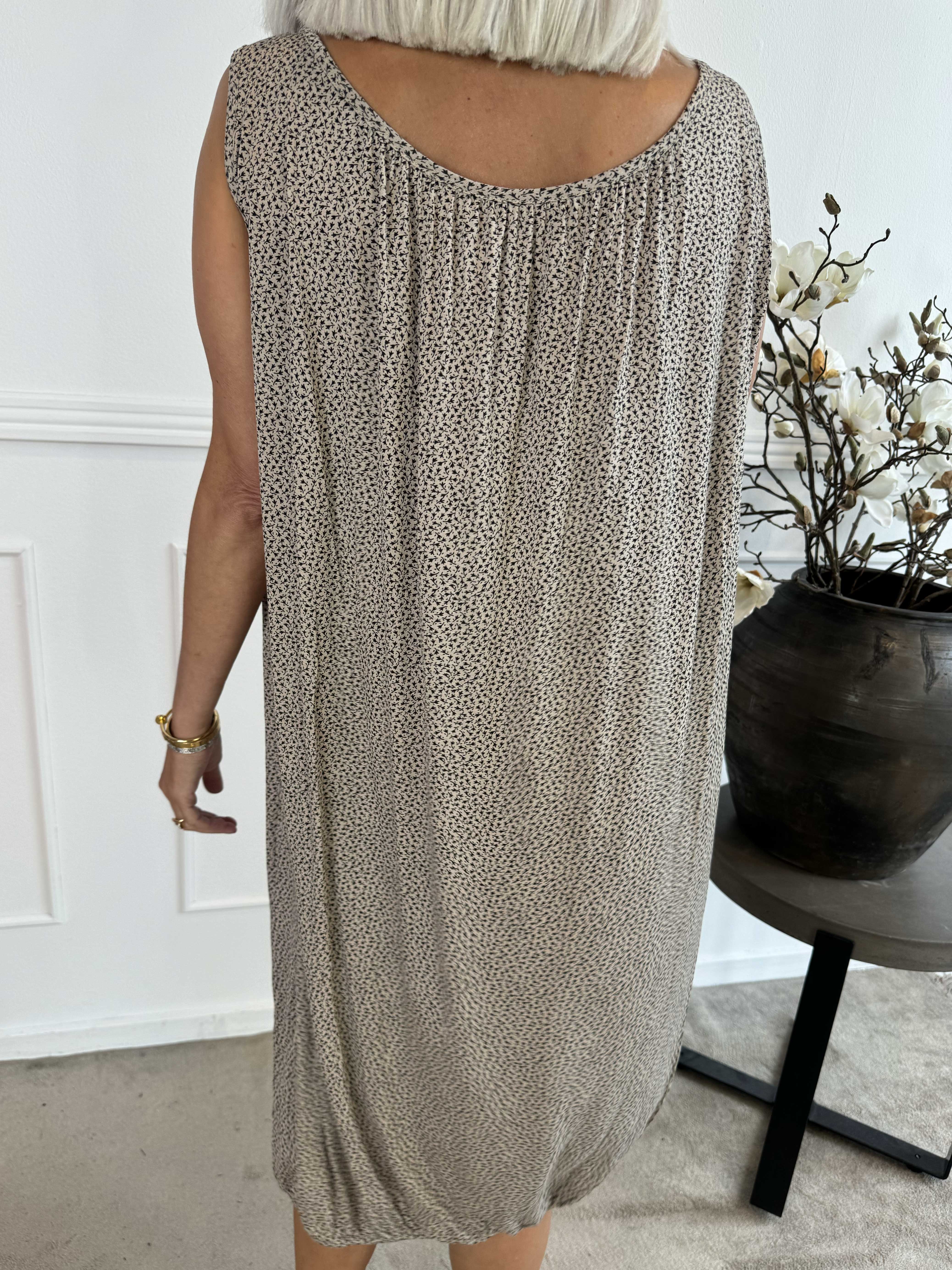 Miracle Flower Sleeveless Dress - Kjole i viskose med elastik forneden